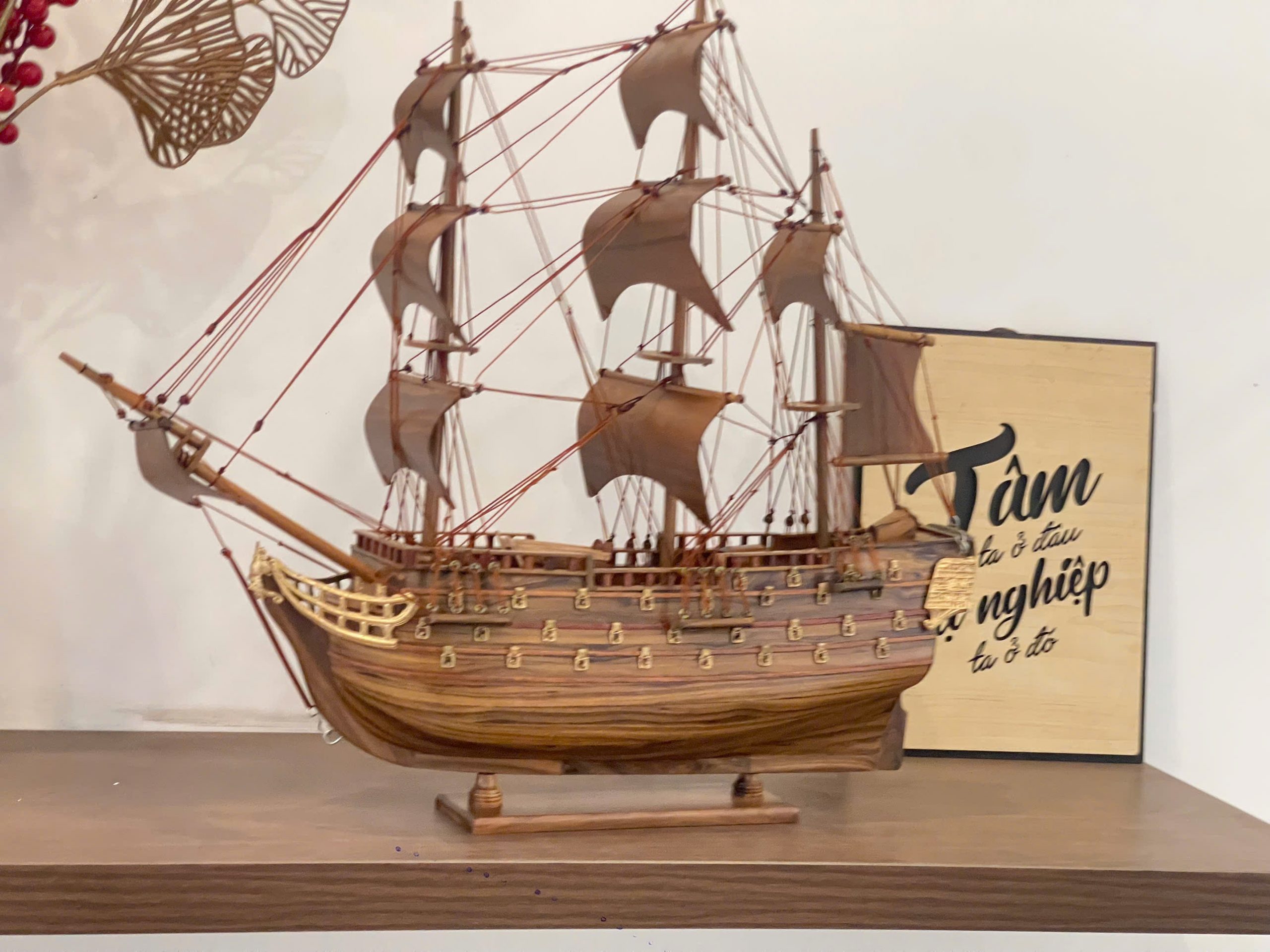 Thuyền buồm gỗ Bách xanh decor bàn làm việc được thiết kế gia công thủ công tỉ mỉ từng chi tiết