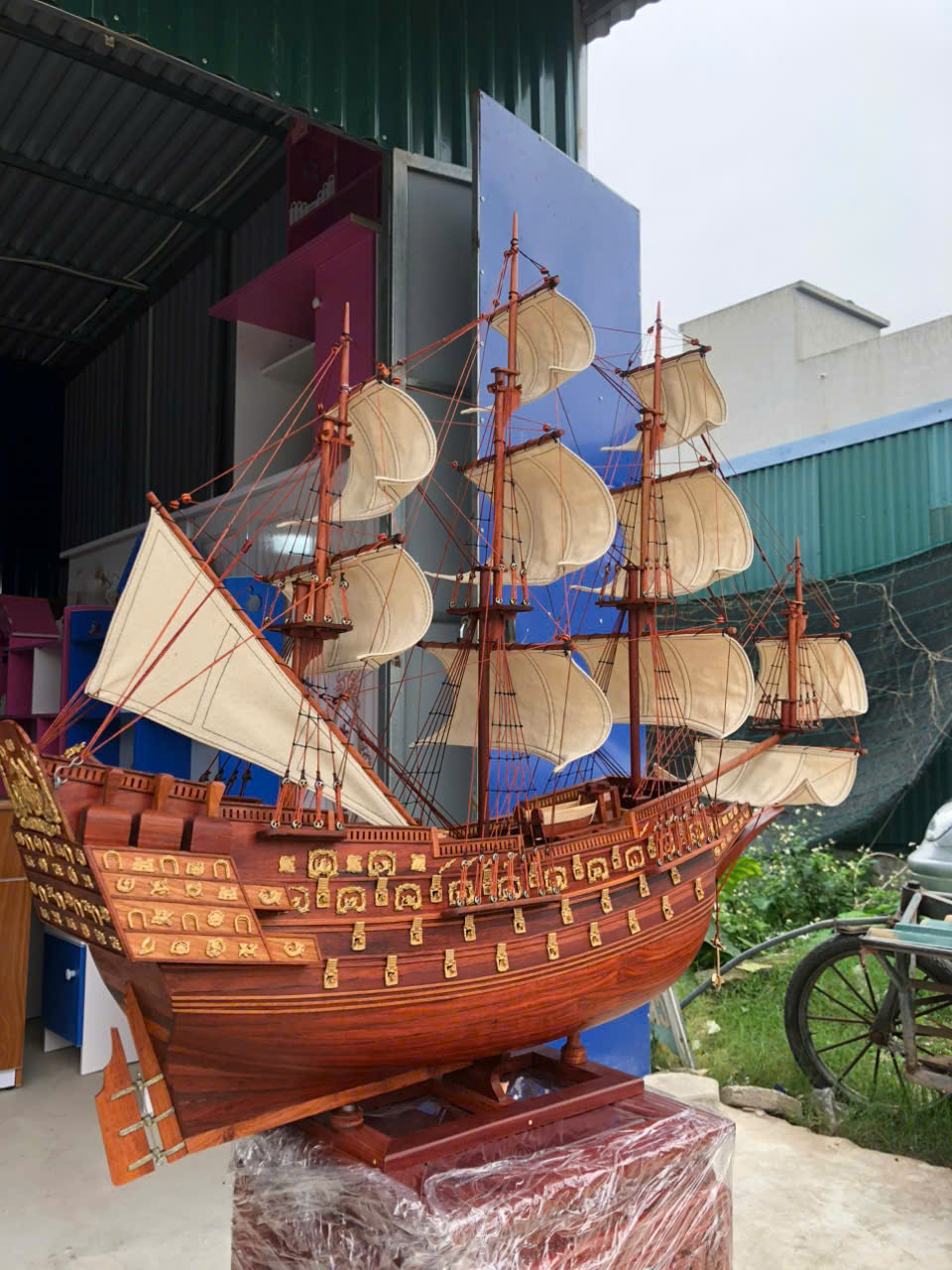 Mô Hình Thuyền Buồm Gỗ Hương Ta Buồm Vải 80x85x24cm – Tinh Tế, Sang Trọng Và Đầy Ý Nghĩa