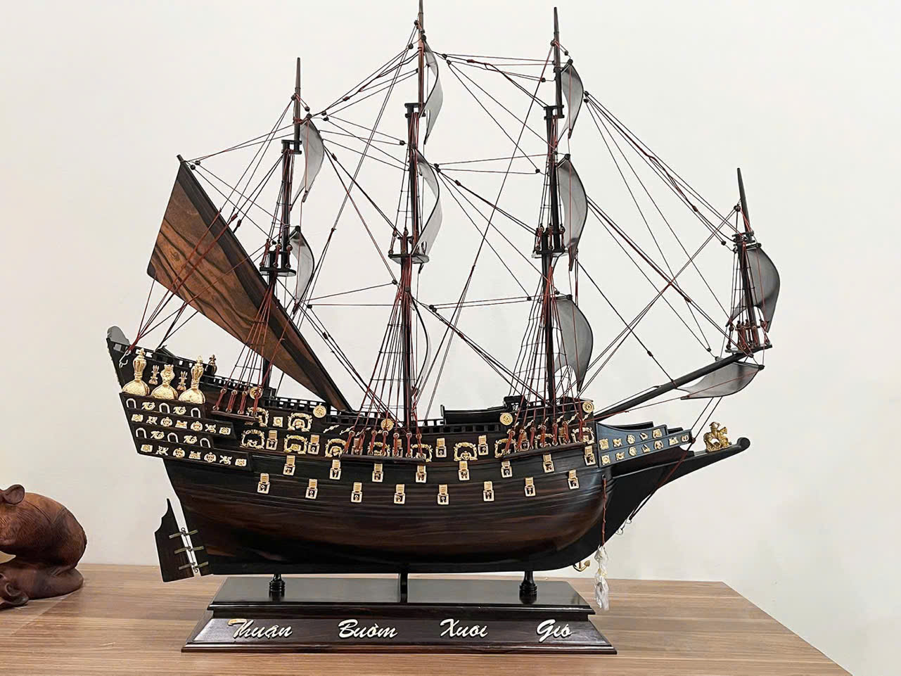 Mô Hình Thuyền Buồm Gỗ Mun Dài 86cm Cao 82cm