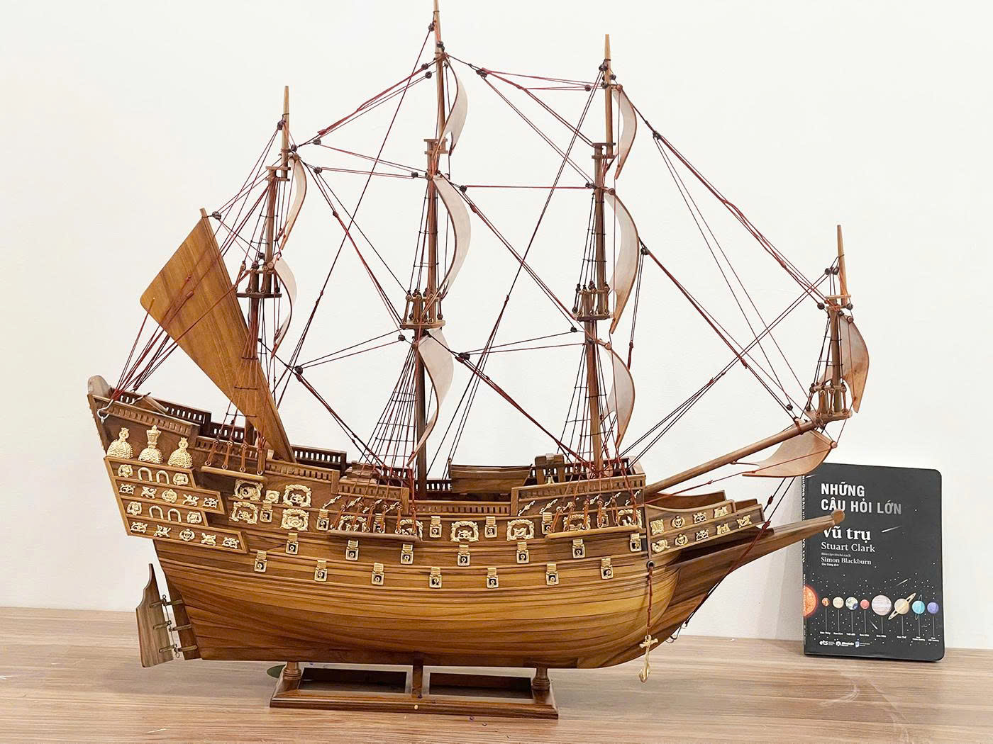 Mô Hình Thuyền Buồm Bách Xanh 68cm Cao 65cm – Tinh Xảo, Sang Trọng & Ý Nghĩa