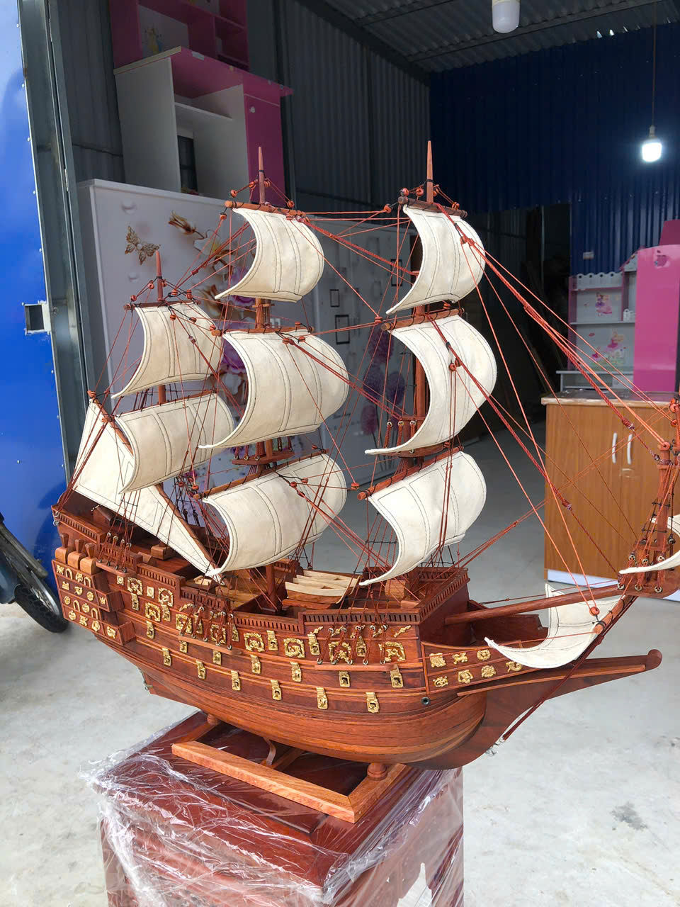 Mô Hình Thuyền Buồm Gỗ Hương Ta Buồm Vải 80x85x24cm – Tinh Tế, Sang Trọng Và Đầy Ý Nghĩa