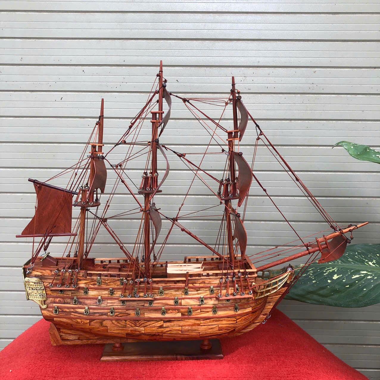 Mô Hình Thuyền Buồm Gỗ Sưa Dài 40cm Cao 45cm Rộng 14cm – Nhỏ Gọn Nhưng Đầy Tinh Tế